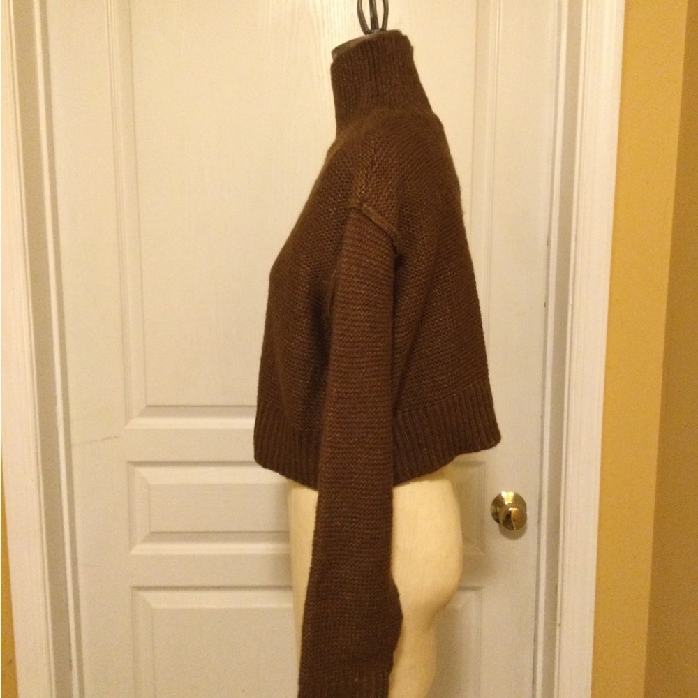 Cropped Turtleneck Sweater - Picture 3 of 8